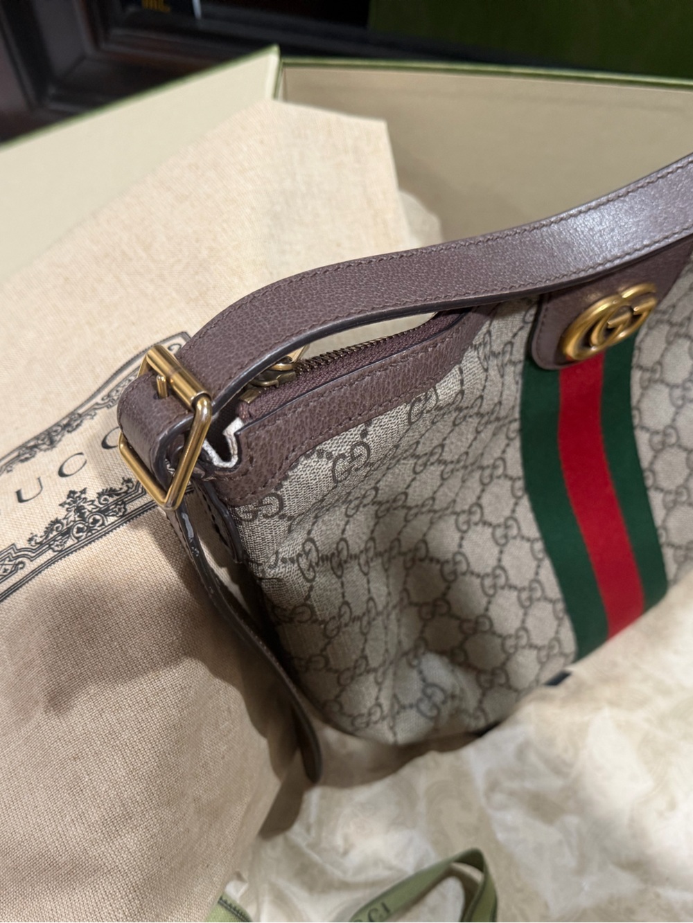 Gucci Beige GG Supreme Shoulder Bag with Red & Green Stripe - Picture 2 of 11